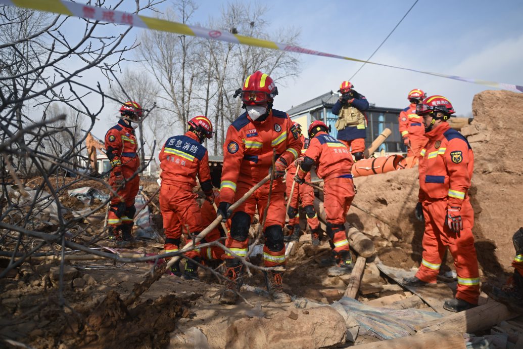 甘肃地震引发罕见砂涌 青海两村被淤泥包围20人失踪