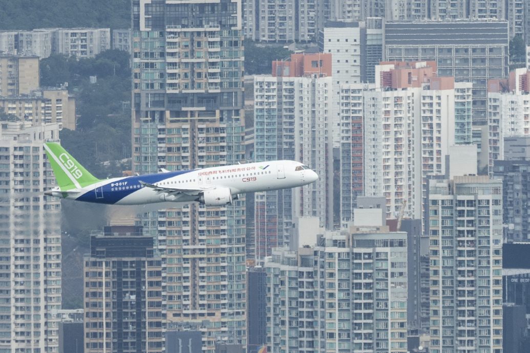 看世界兩圖)國產C919客機維港飛行演示　大批市民維港兩岸觀賞