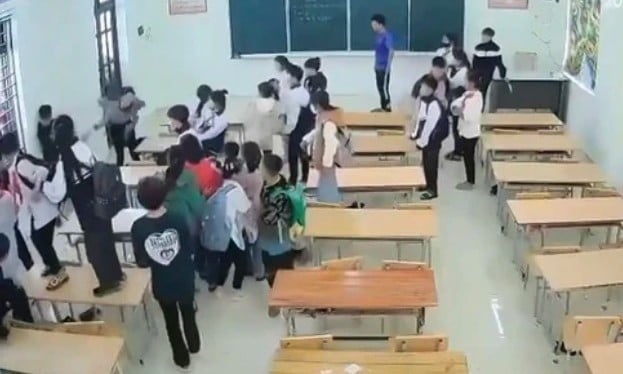 视频|不满音乐老师多次出言不逊  学生关门围堵她辱骂扔鞋 