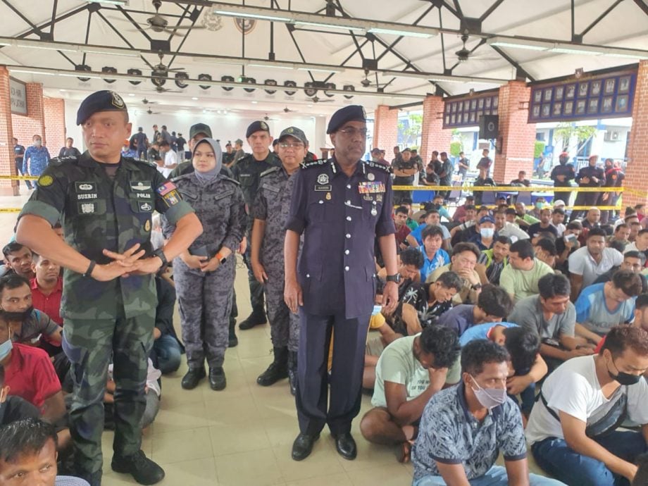  警方在大家乐购物商场周边取缔非法外劳