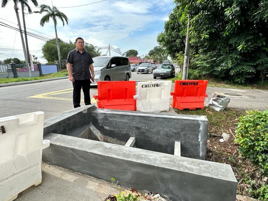 （古城封面副文）鱼池路路口车祸频传 工程局设路堤遭撞损一角