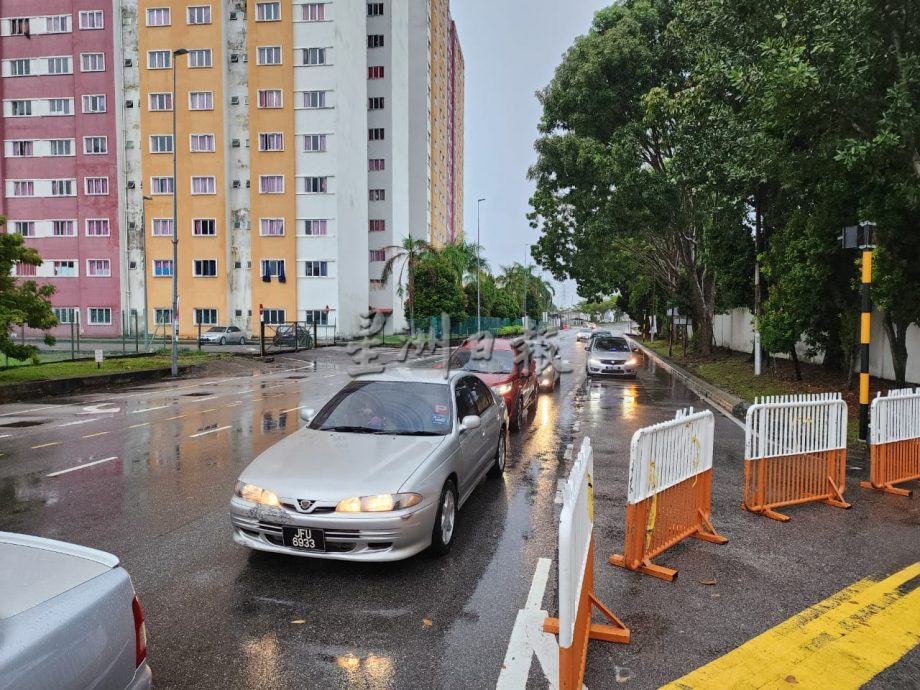 （古城第三版主文）封路，敦阿里路塞车