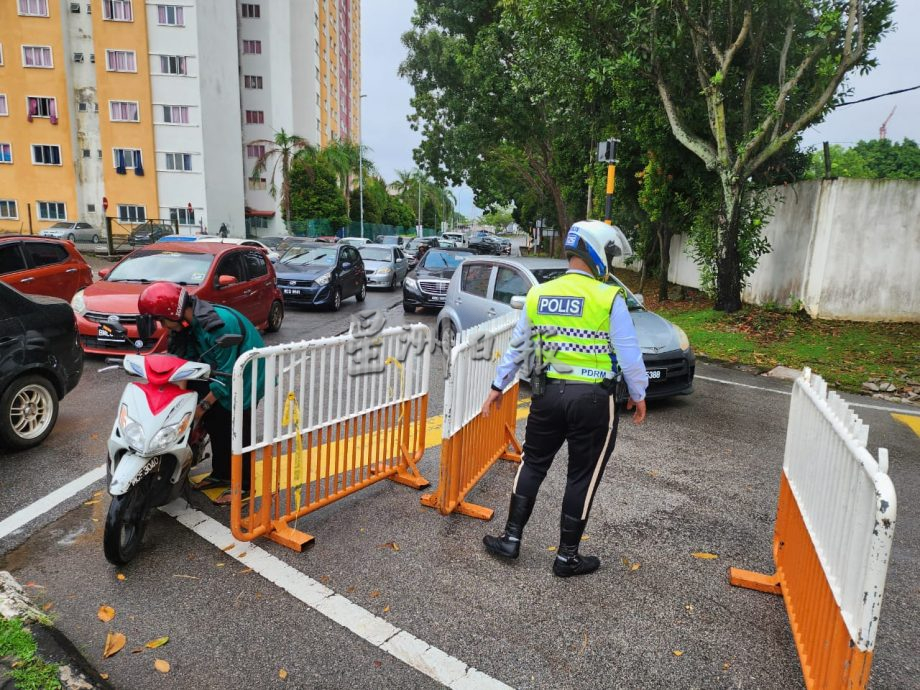 （古城第三版主文）封路，敦阿里路塞车