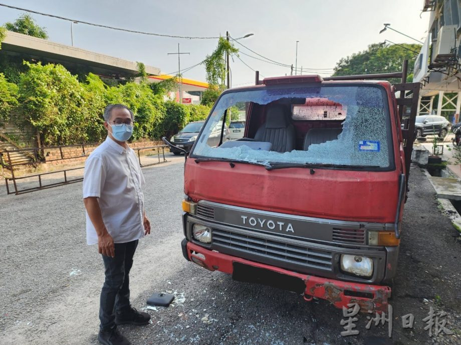 （古城p2主文）疑是精神失常男子蓄意破壞6交通擋風玻璃、後視鏡、車燈等，敦斯里拉浪組屋居民無法安心