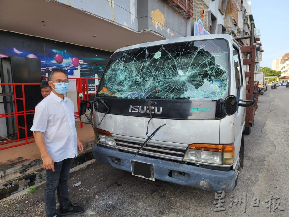 （古城p2主文）疑是精神失常男子蓄意破壞6交通擋風玻璃、後視鏡、車燈等，敦斯里拉浪組屋居民無法安心