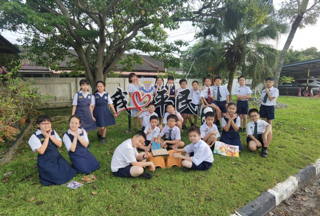 （大北马）平民小学校园迎来三只恐龙，明年开课新面貌欢迎学生到“恐龙学校”上学。