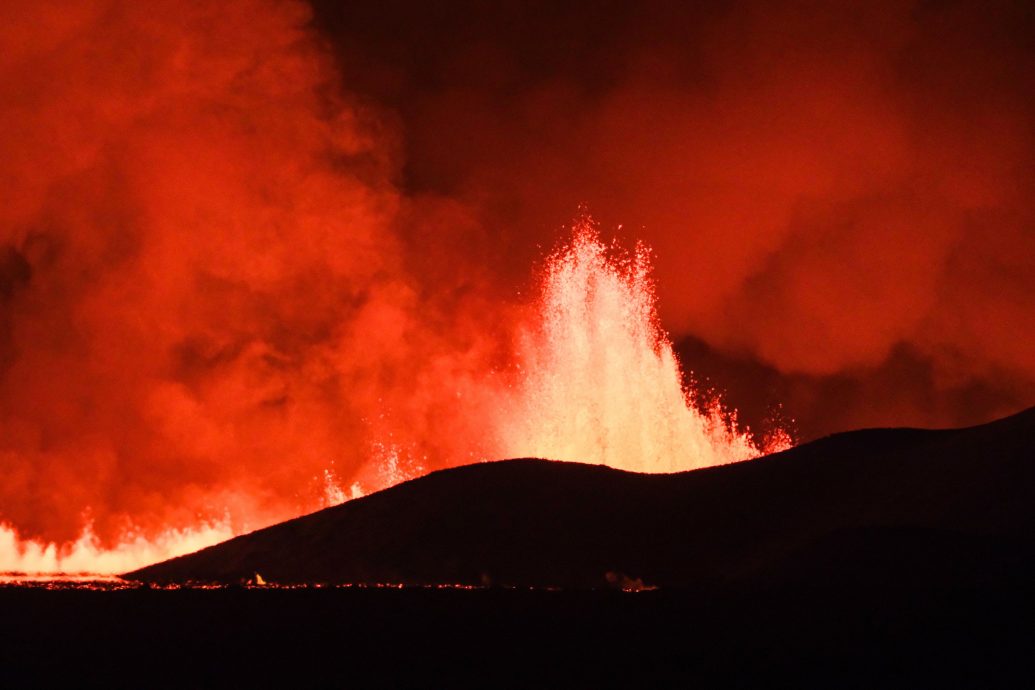 （有视频）历经数周地震活动冰岛火山爆发　骇人影像曝光