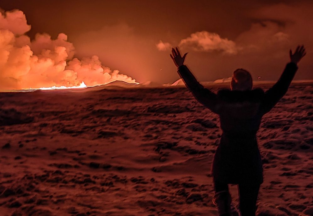 （有視頻）歷經數週地震活動冰島火山爆發　駭人影像曝光