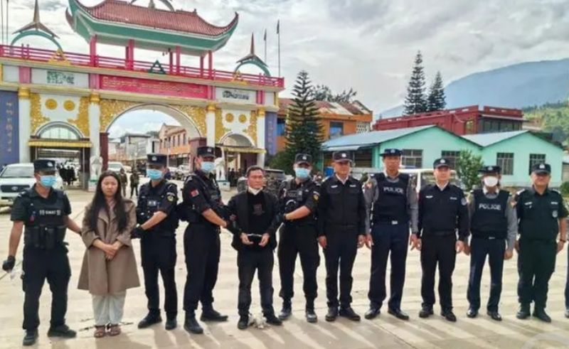 明珍珍和明国平被中国警扣押的情景