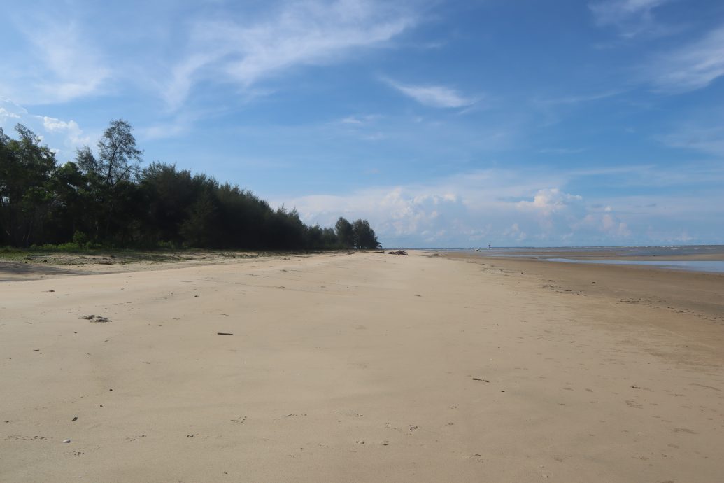 东：东游记：云冰娱乐海滩（Pantai Hiburan）一望无际，碧海蓝天连成一线