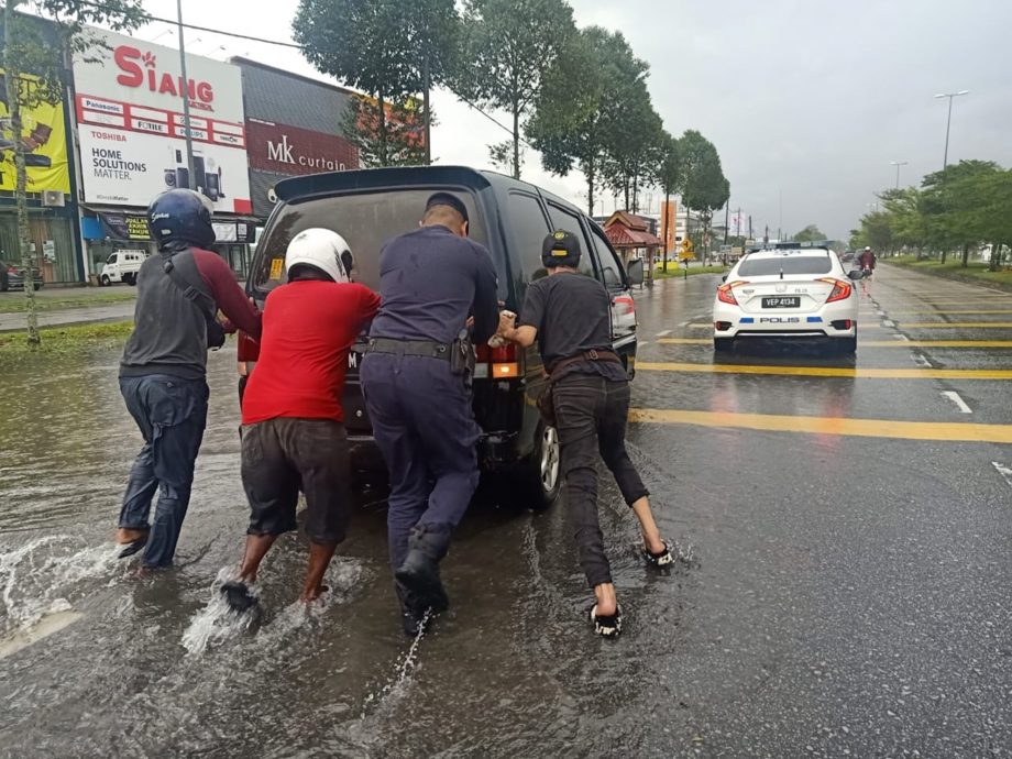 休旅车雨中抛锚 警员骑士冒雨涉水助推车