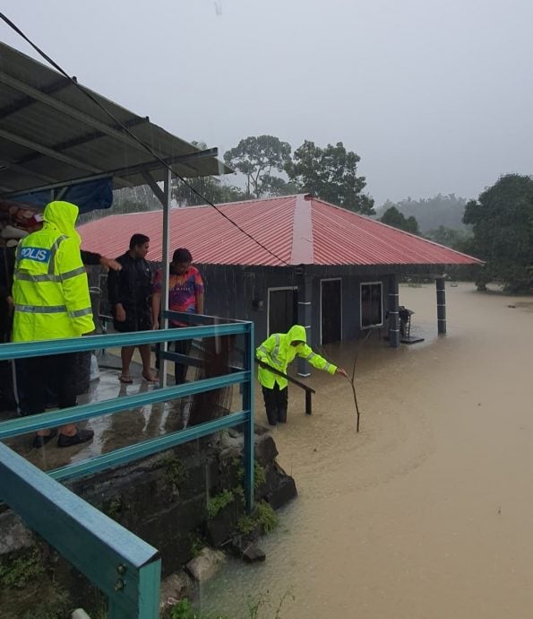 水位高涨，哥打丁宜4路段暂不允车辆通行，垦殖区住宅水淹4公尺