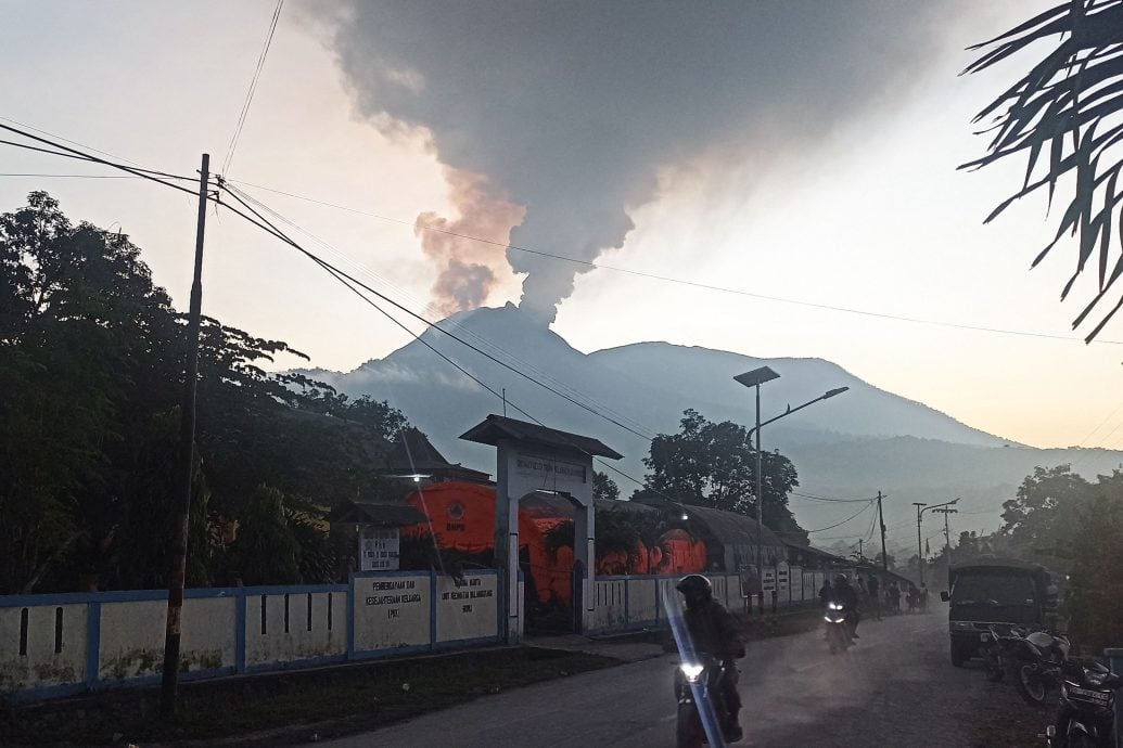 印尼东部火山再喷发 升至最高警戒级