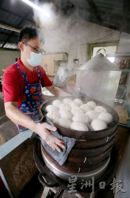 大霹靂封底主文／【老茶室情懷】／地摩南商茶室 顧客耐心等海南包出爐