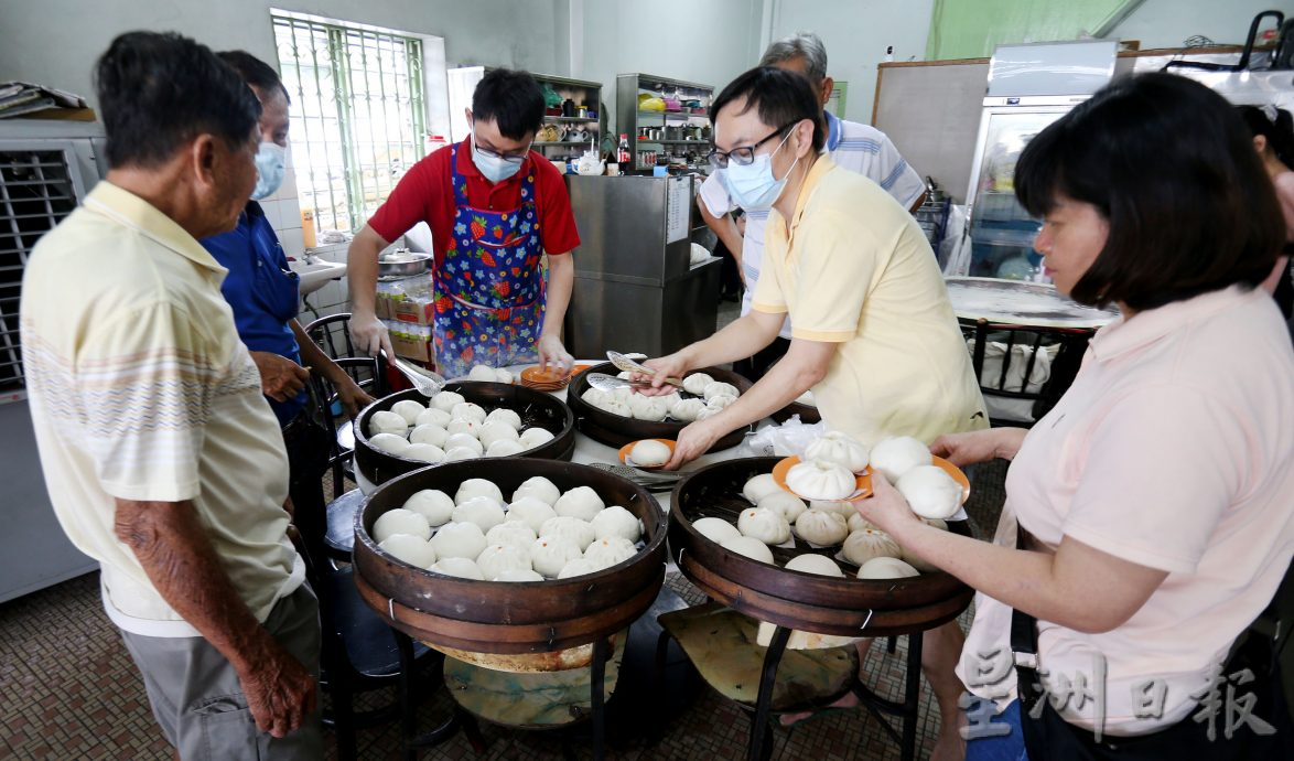 大霹雳封底主文／【老茶室情怀】／地摩南商茶室 顾客耐心等海南包出炉