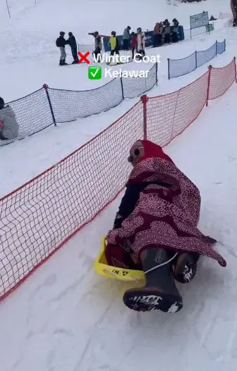 妇女搞怪滑雪 网民问：“你不会冷吗？”