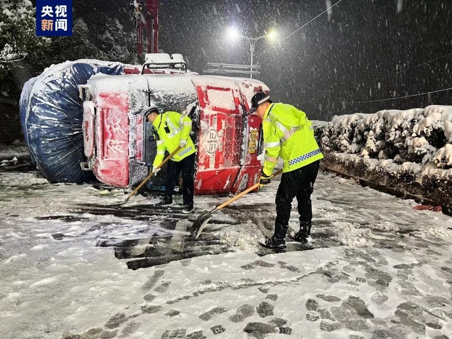 寒潮来袭 浙江路面结冰百余辆车连环撞