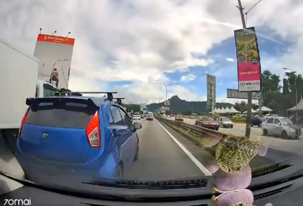 已上网//不满遭鸣笛·轿车大道急刹挡路 警开档调查