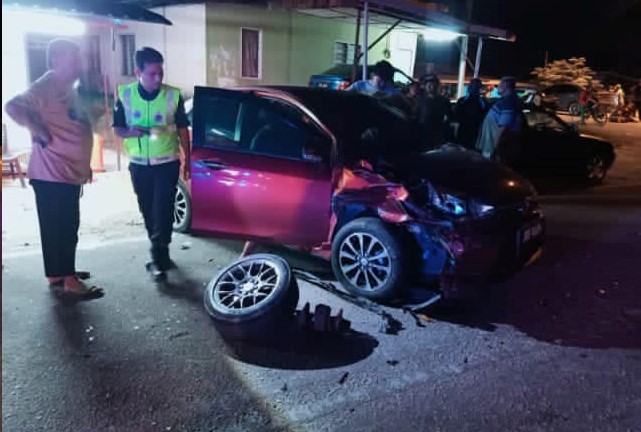 **已签发**柔：第二版头条：警民守望相助，铺木屑粉除油渍维护道路安全