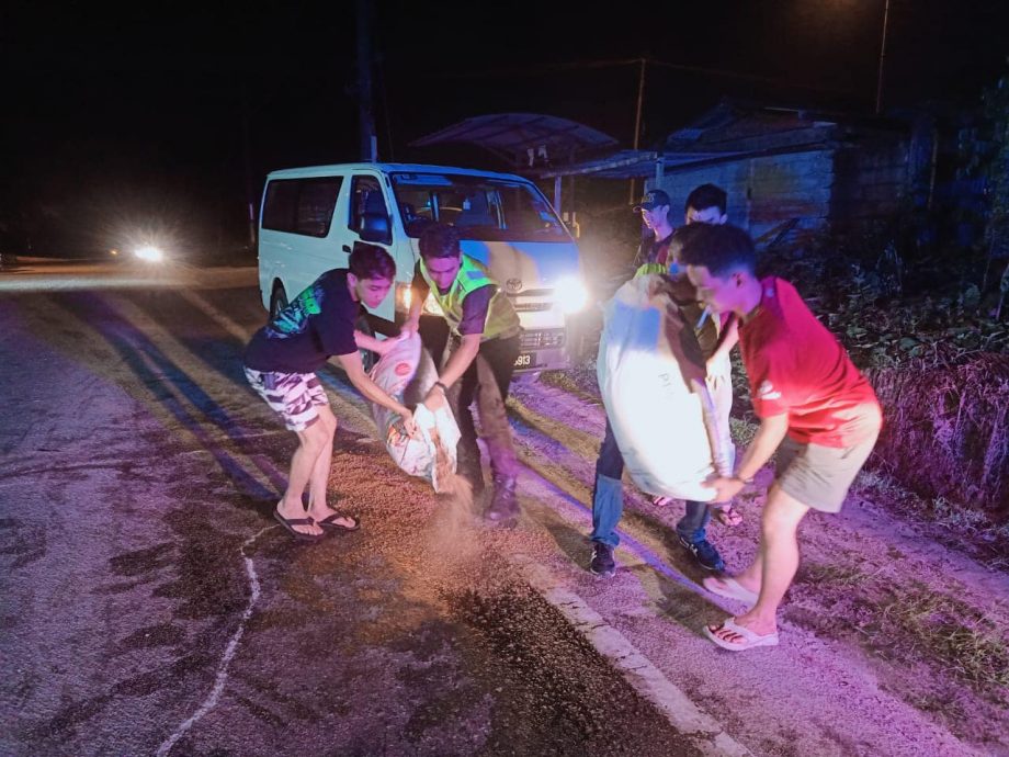 **已签发**柔：第二版头条：警民守望相助，铺木屑粉除油渍维护道路安全