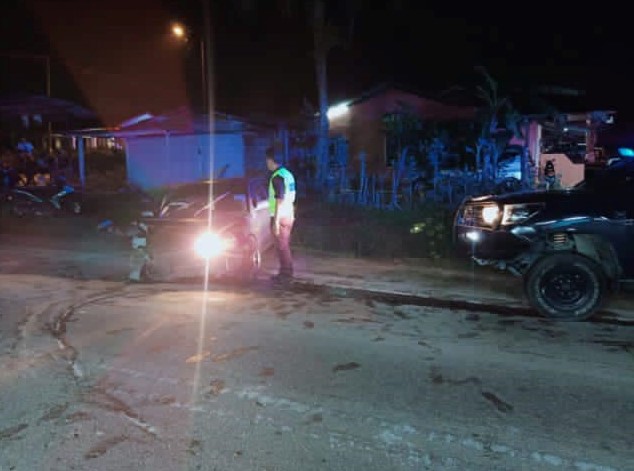 **已签发**柔：第二版头条：警民守望相助，铺木屑粉除油渍维护道路安全