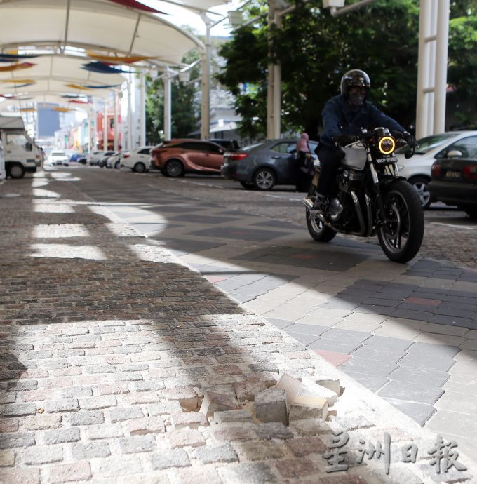 怡新街场夜市凹凸路面 砖块移位藏危机