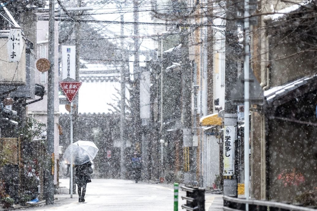 日本各地降“警报级大雪” 800多架车高速公路受困