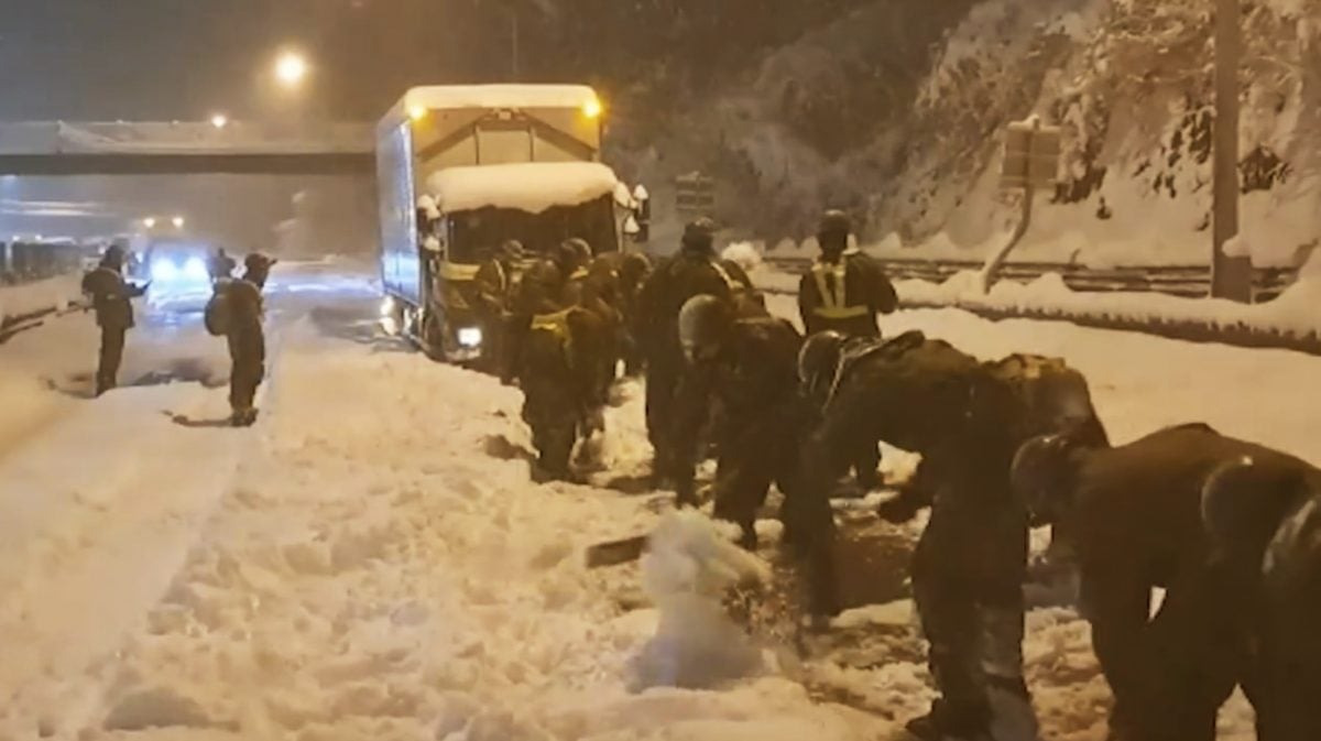 日本各地降“警报级大雪” 800多架车高速公路受困