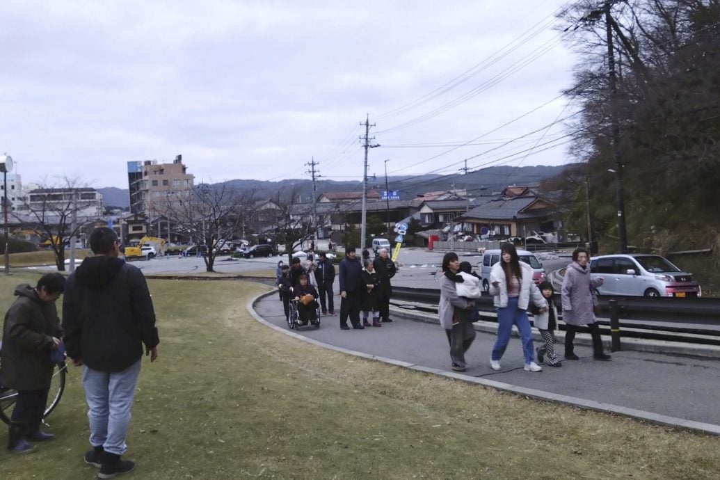 日本石川能登半岛地震各地传灾情 烈焰冲天、道路毁损