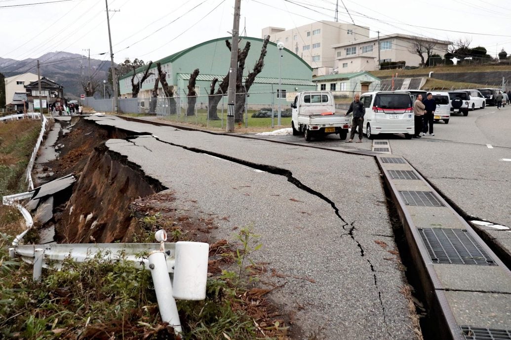 日本石川能登半岛地震各地传灾情 烈焰冲天、道路毁损