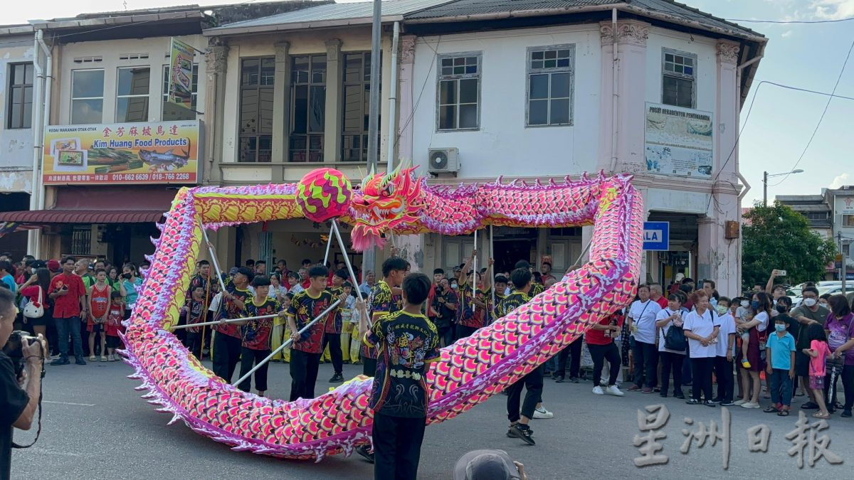 柔：峇华团新春庆典大游行  8000人参与其盛喜迎春