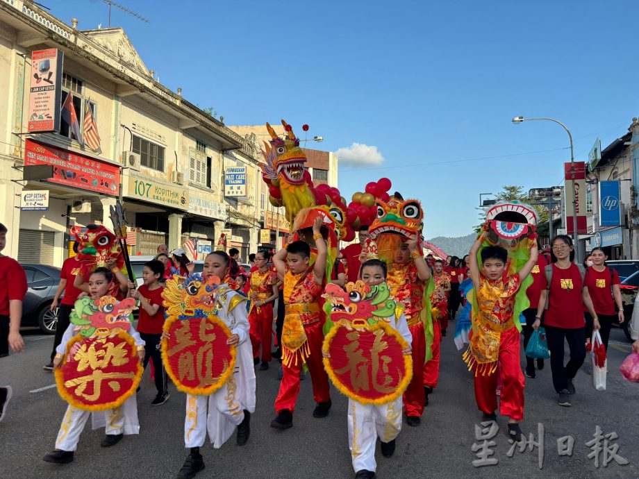 柔：峇華團新春慶典大遊行  8000人參與其盛喜迎春