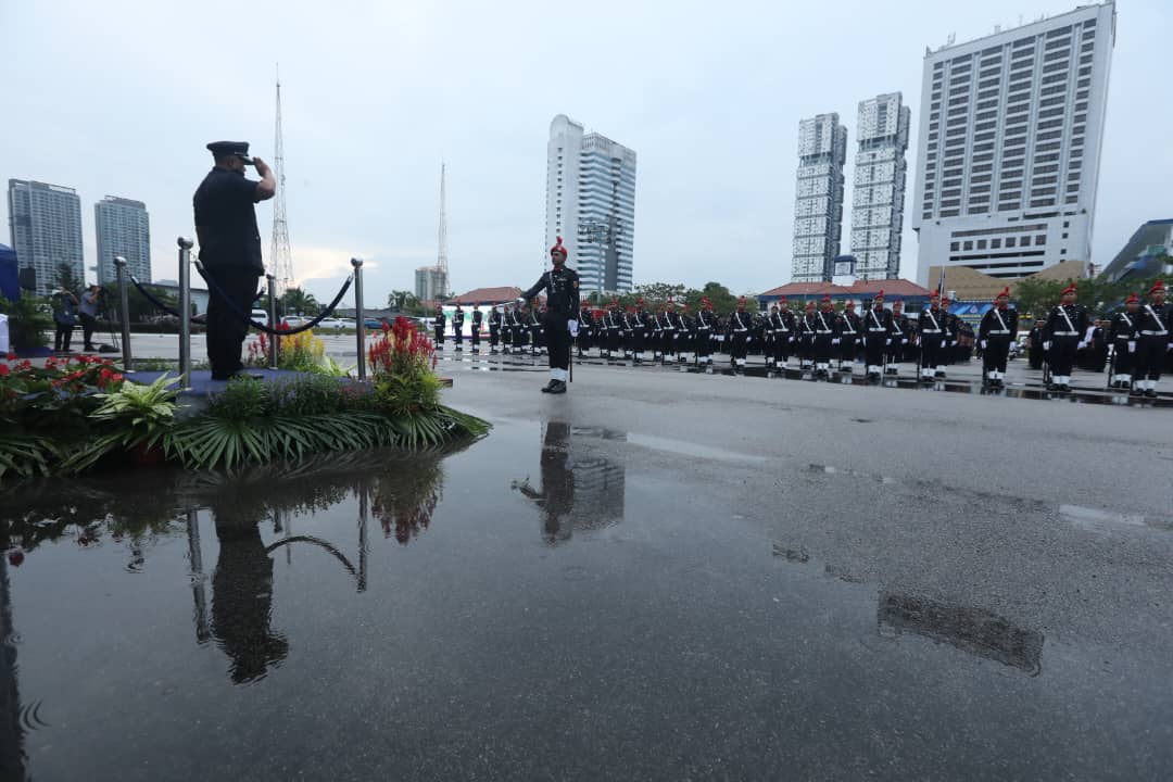 柔：版二次头：雨中欢送荣休一哥，柔佛警队上下三声谢谢