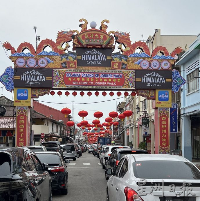 漆篮龙灯笼财神爷新牌楼 鸡场街添4打卡点