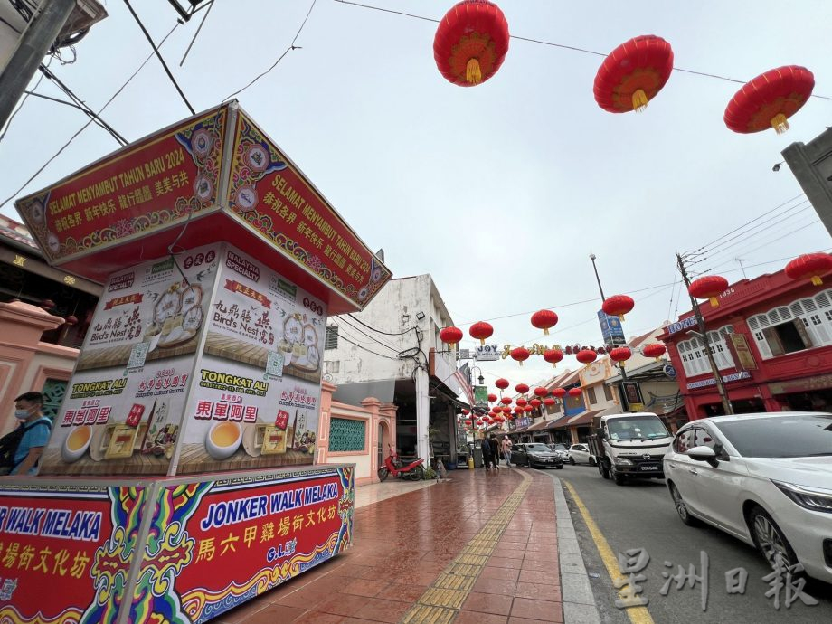 漆篮龙灯笼财神爷新牌楼 鸡场街添4打卡点