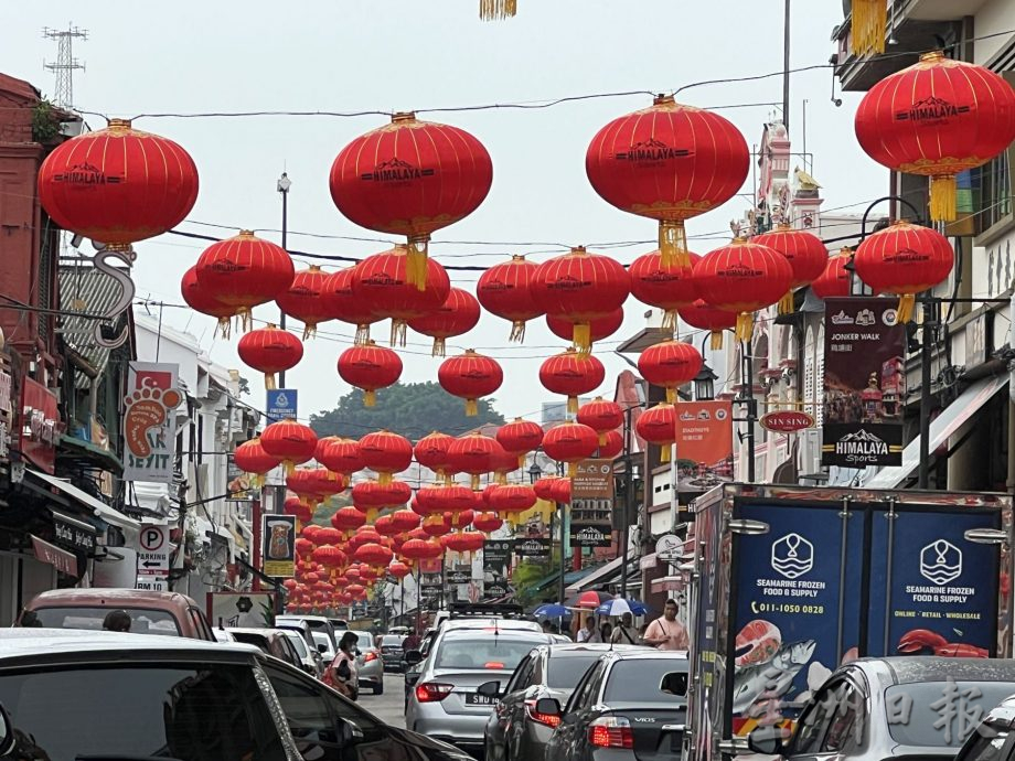 漆篮龙灯笼财神爷新牌楼 鸡场街添4打卡点