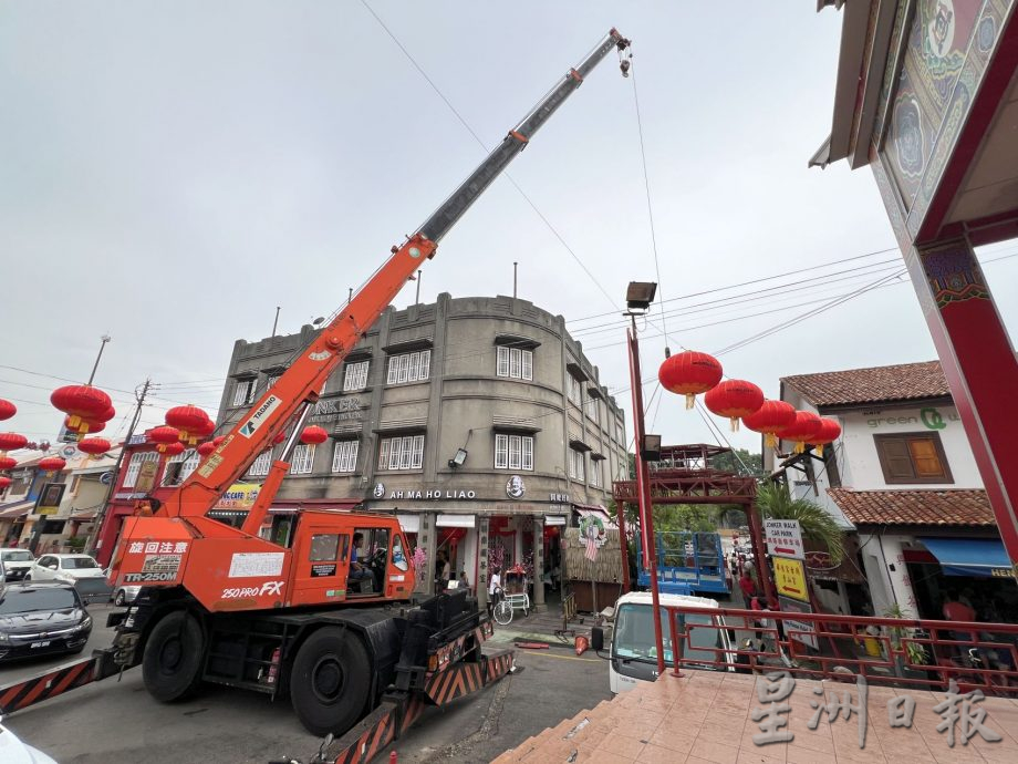 漆篮龙灯笼财神爷新牌楼 鸡场街添4打卡点