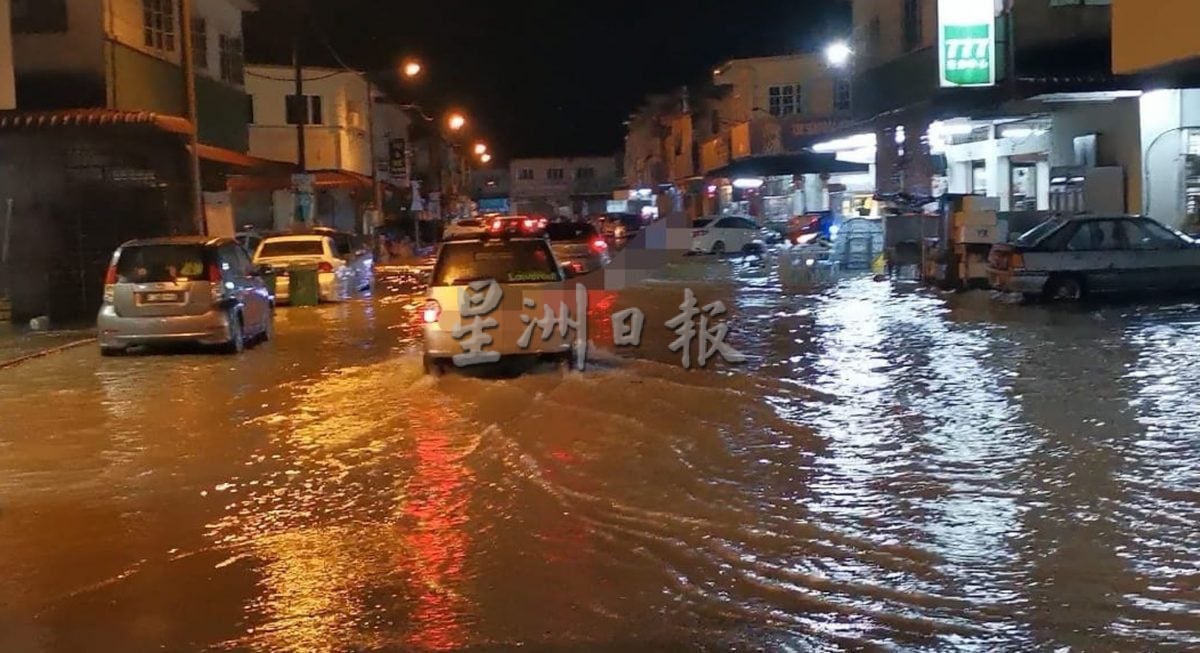 爱大华闪电水灾 夜市小贩水中开档