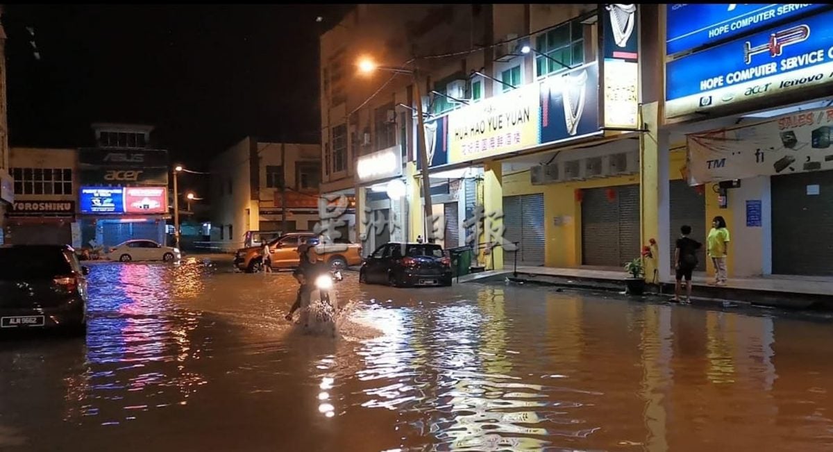 爱大华闪电水灾 夜市小贩水中开档