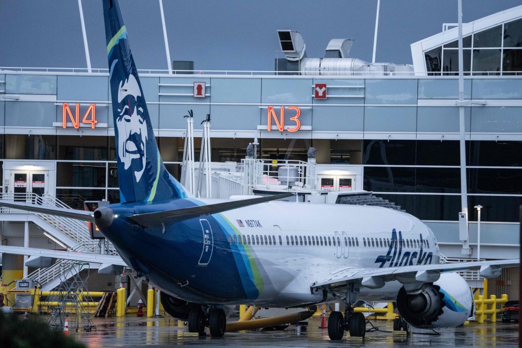 窗户半空遭吹走  FAA停飞波音737 MAX 9客机