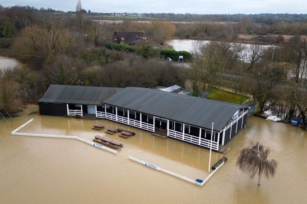 英国暴雨成灾多地水浸 近千栋房屋受破坏