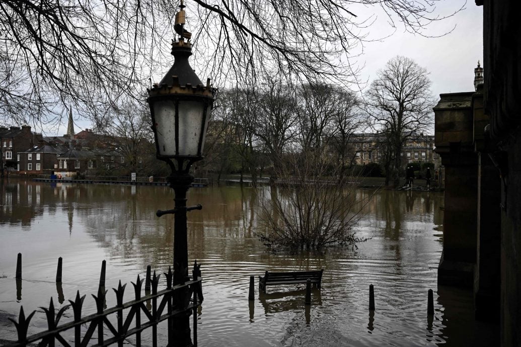 英国暴雨成灾多地水浸 近千栋房屋受破坏