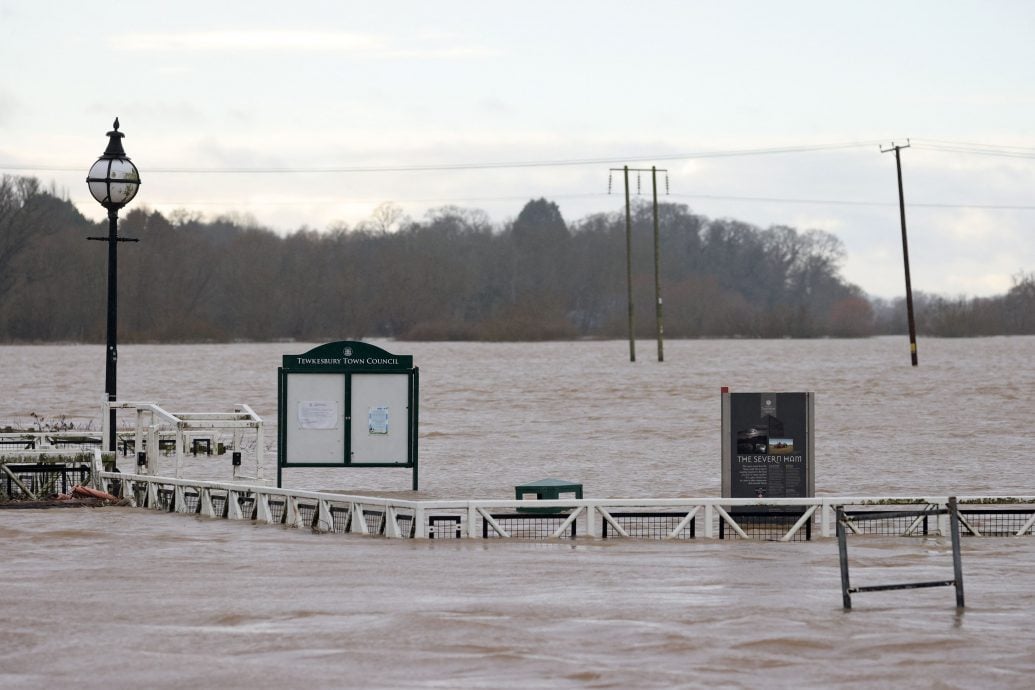 英国暴雨成灾多地水浸 近千栋房屋受破坏