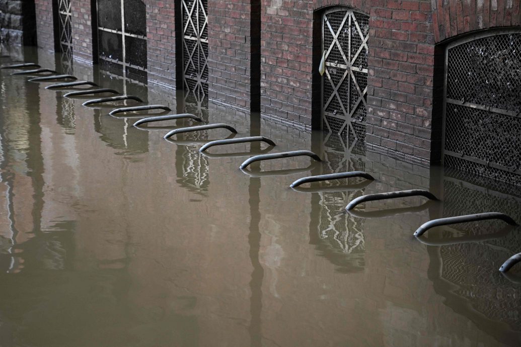 英国暴雨成灾多地水浸 近千栋房屋受破坏