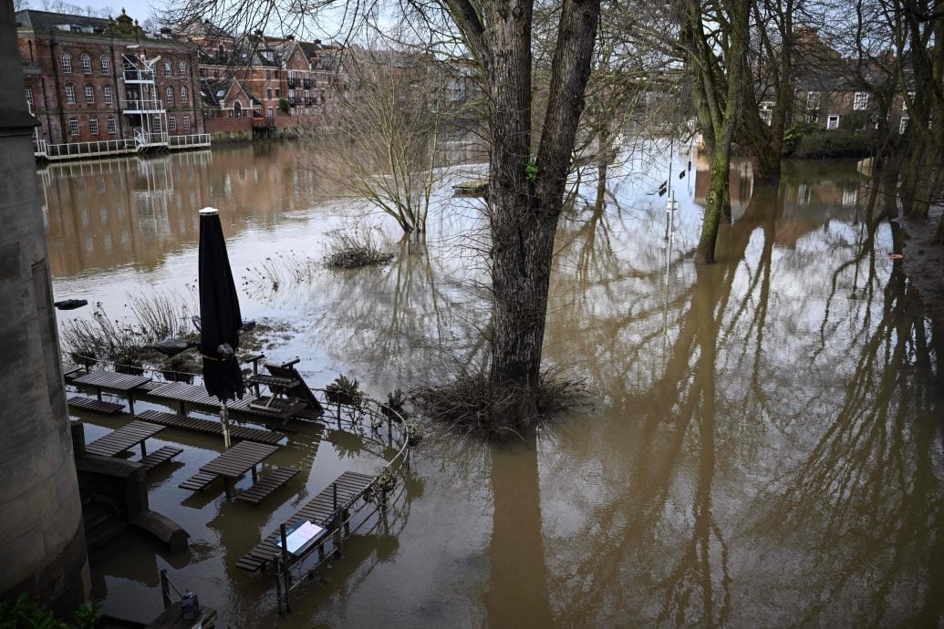 英国暴雨成灾多地水浸 近千栋房屋受破坏