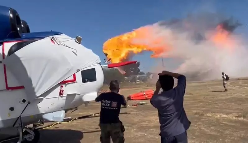 视频／小飞机低空洒水灭林火 撞电线杆燃成火球