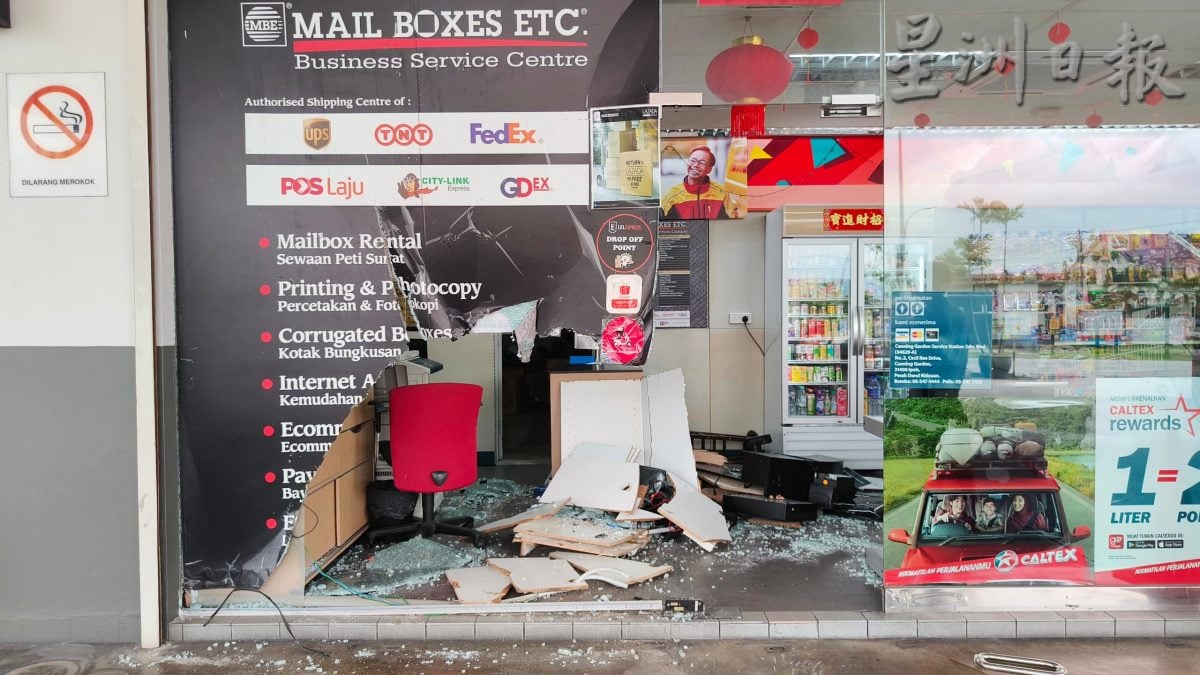 车直撞油站店面 原来是老翁右脚抽筋