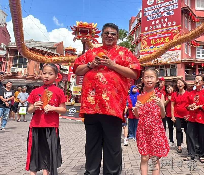 首長穿唐裝拍賀歲短片 龘龘龘祥龍開幕 