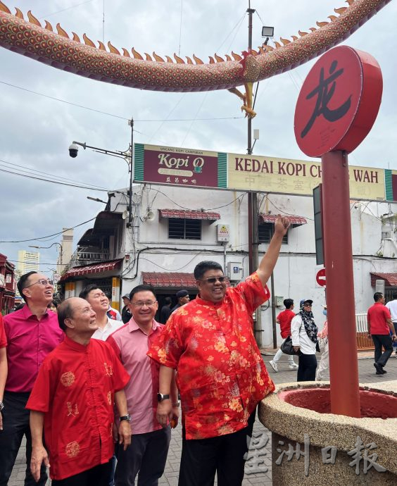 首長穿唐裝拍賀歲短片 龘龘龘祥龍開幕 