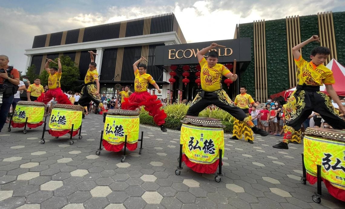 （大北马）玻中总亚娄老街新春嘉年华倒数，2日晚正式引爆，祥龙南狮战鼓高桩舞狮陆续上阵